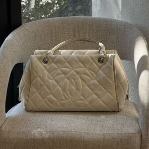 CHANEL White Quilted Caviar Shoulder Bag with Silver Hardware
